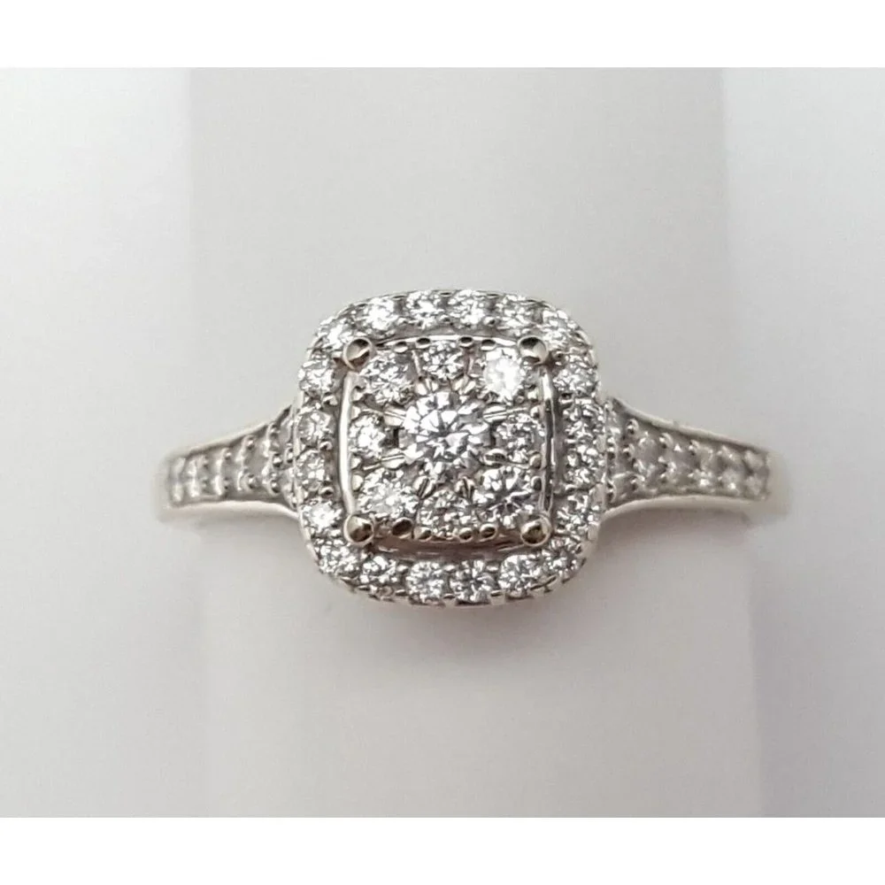 Beautiful 10K Karat Solid White Gold Designer Diamond Cluster Ring - Size 7